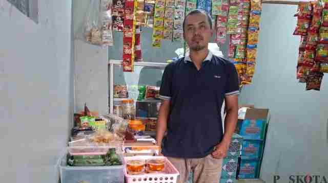 Kenaikan Harga Daging Ayam yang Berkelanjutan Membebani Pedagang Makanan di Depok