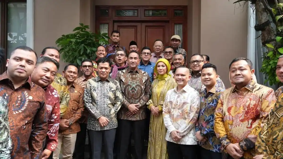 Komisi III DPR Kunjungi Kediaman Kapolri Suyudi, Sampaikan Dukungan dan Keluhan