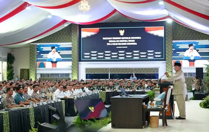 Prabowo Nyatakan Kacamata Bukan Persoalan bagi Calon Prajurit TNI-Polri