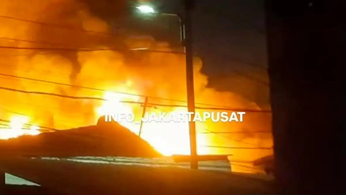 Api Melanda Permukiman Padat di Kramat, Pemadaman Masih Berlangsung