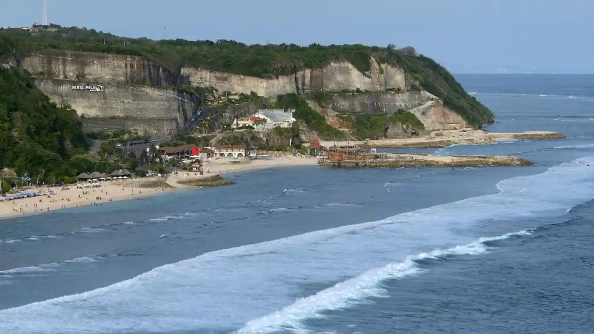 Perairan Lovina memiliki terumbu karang serta berbagai biota laut yang dapat ditemukan di sekitar kawasan pantai