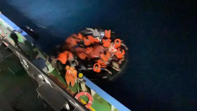 Dua Tugboat PTK Evakuasi 17 Kru MV Khatulistiwa 8 di Perairan Tuban