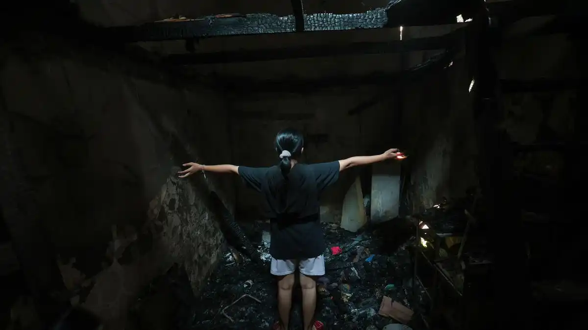 Warga Menyelamatkan Barang Tersisa dari Puing Kebakaran di Kramat Pulo Dalam