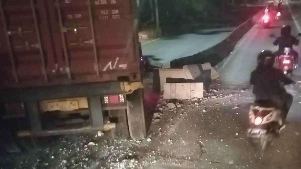 Truk Kontainer Menabrak Separator TransJakarta di Dekat Halte Grogol
