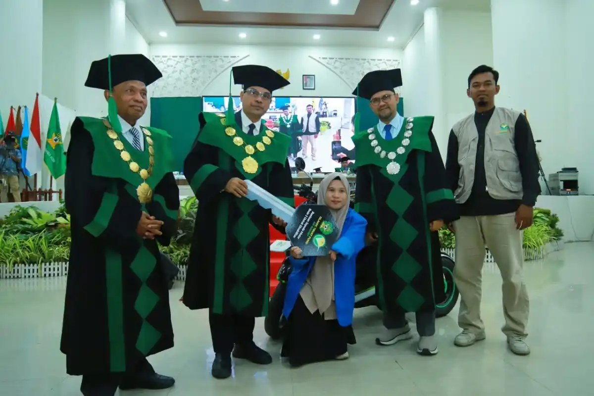 Mahasiswi Disabilitas UIN Ar-Raniry Peroleh Motor Roda Tiga Setelah Hafal Al-Qur’an 30 Juz Mahasiswi Disabilitas UIN Ar-Raniry Peroleh Motor Roda Tiga Setelah Hafal Al-Qur’an 30 Juz