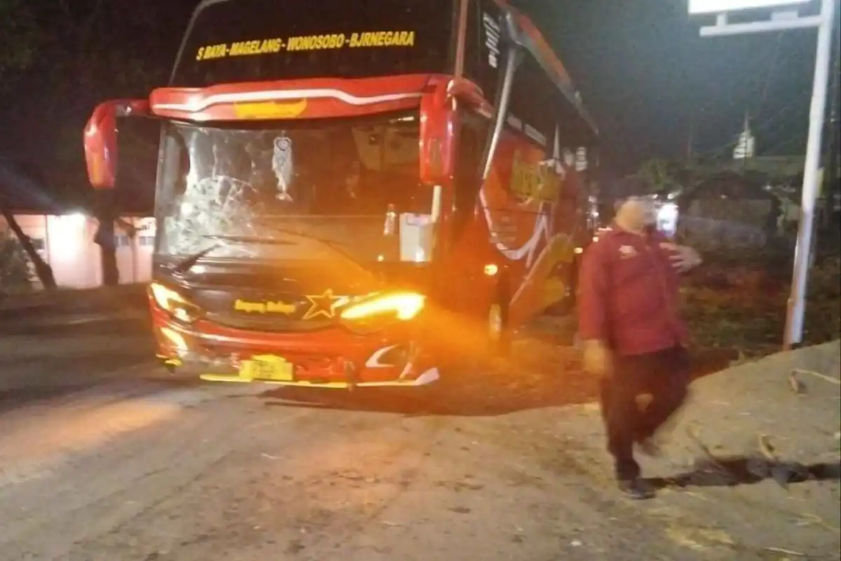 Pengendara Suzuki Shogun Meninggal dalam Tabrakan dengan Bus Sugeng Rahayu di Magetan