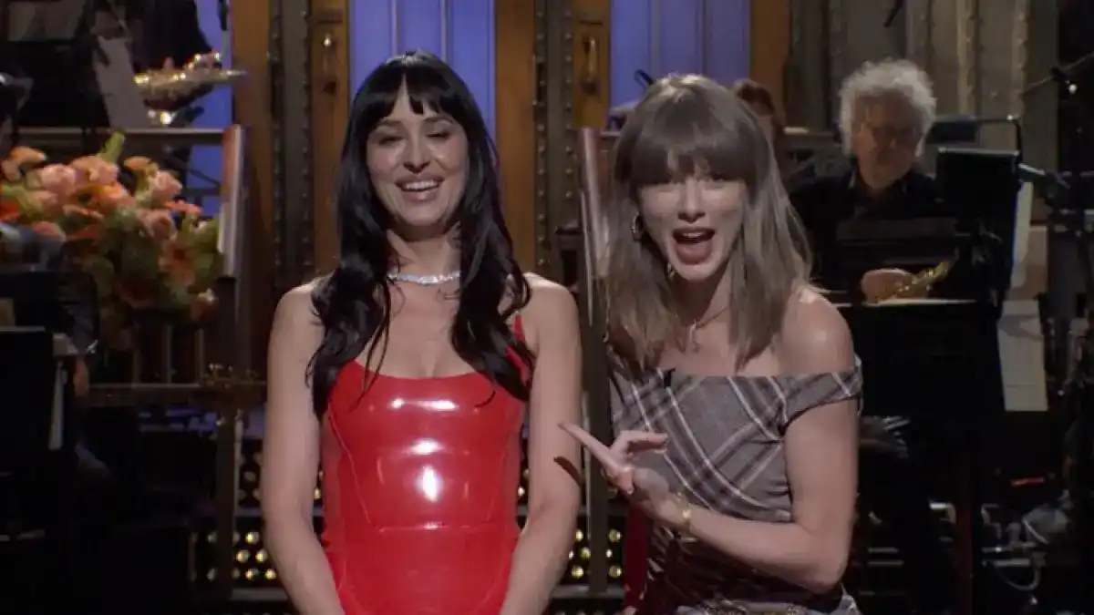 Taylor Swift Bawa Lelucon Terapis Putus Cinta yang Dialami Dakota Johnson dalam Monolog SNL
