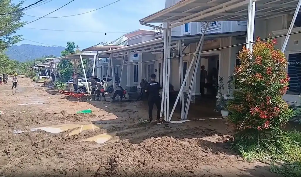 Warga Lubuk Minturun Bersihkan Rumah dari Endapan Lumpur Banjir Bandang