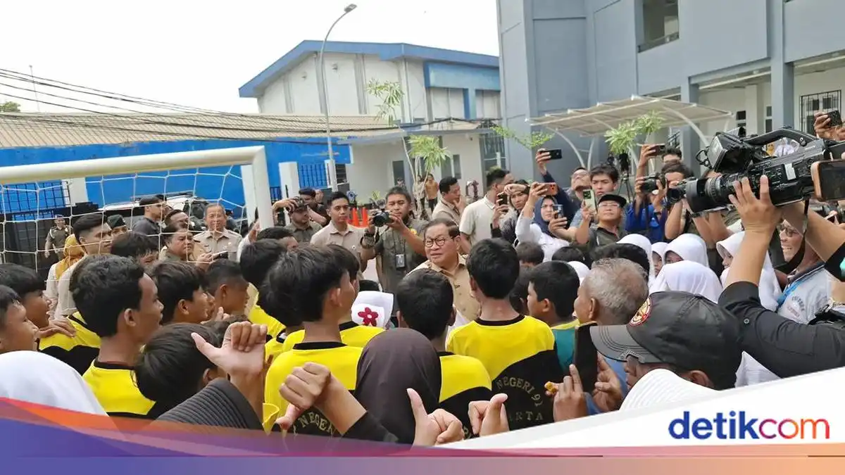 Usai Revitalisasi Rampung, Siswa Sambut Pramono di Sekolah Kawasan Pekayon