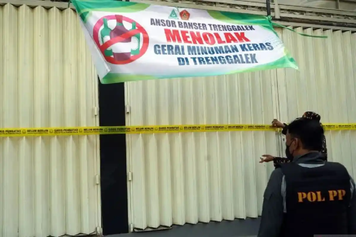 Gerai Minuman Beralkohol di Trenggalek Disegel karena Belum Memiliki Dokumen Perizinan