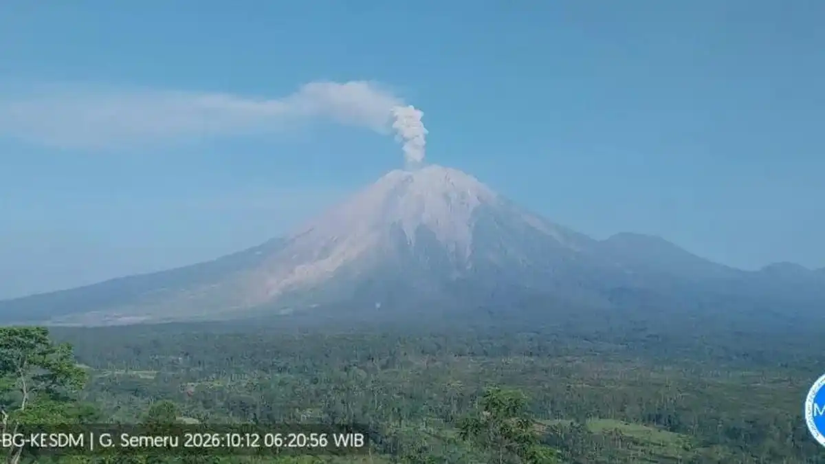 Tiga Erupsi Semeru pada Senin Pagi, Status Level III Tetap Berlaku