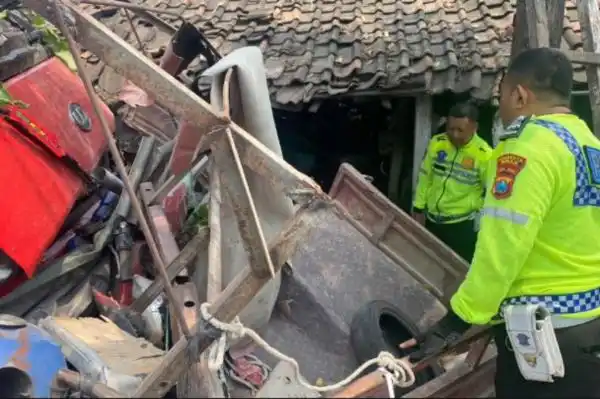 Truk Boks Lepas Kendali di Pantura Tuban, Dua Pengendara Luka Berat dan Tiga Rumah Rusak
