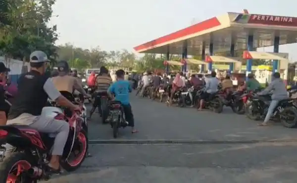 Antrean BBM Mengular di Jember, Warga Khawatir Pasokan Terbatas