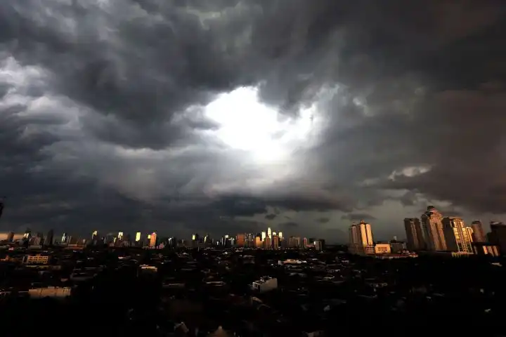 Prakiraan Cuaca Malang 13 Oktober: Cerah, Berawan, dan Berangin