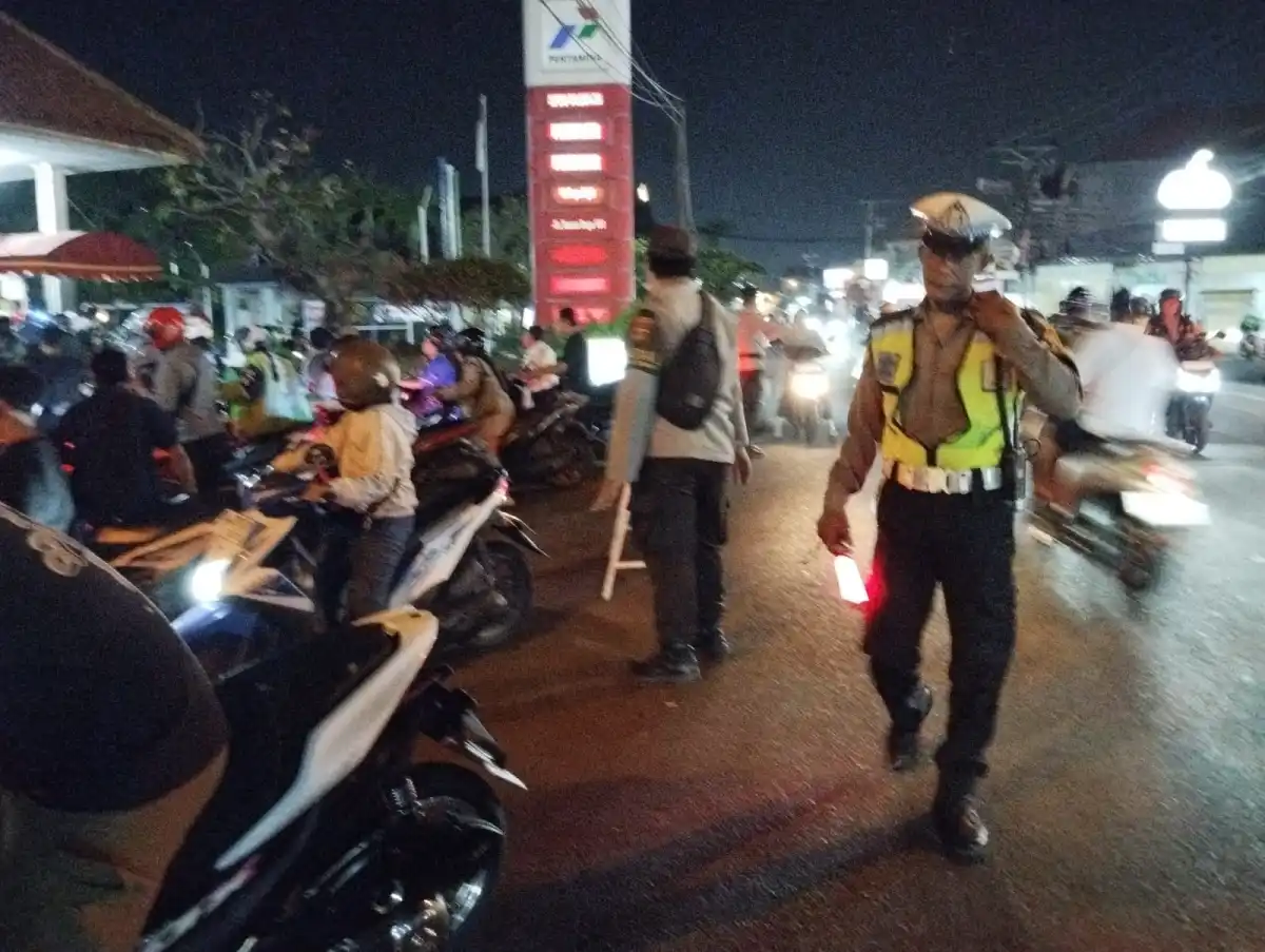 Koster Batalkan WFH dan Sekolah Daring, Antrean BBM Masih Terjadi di Bali Koster Batalkan WFH dan Sekolah Daring, Antrean BBM Masih Terjadi di Bali