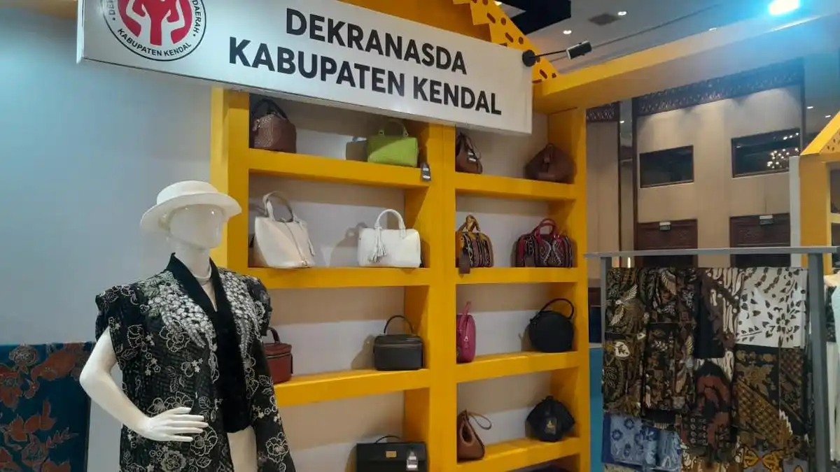Dari Penggembala hingga Ibu Rumah Tangga, Perajin Lokal Kendal Produksi Tas Kulit Terbatas