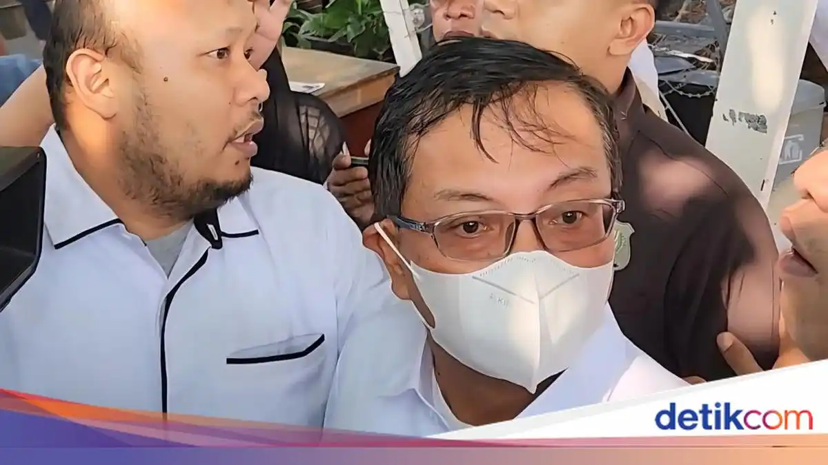Rustian Keluar dari Gedung KPK Usai Menjalani Pemeriksaan OTT BNPB