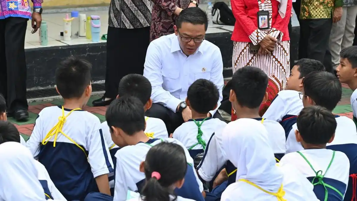 Sugiono Pantau Pemeriksaan Kesehatan Gratis bagi Siswa di SMPN 202 Jakarta