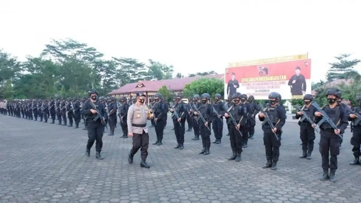 Enam Personel Brimob Lampung dan Dua Kendaraan Dikerahkan ke Sumsel untuk Tangani Karhutla