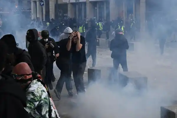 Bentrokan Pecah di Paris dalam Aksi Protes Biaya Hidup dan Dukungan bagi Pelajar Bentrokan Pecah di Paris dalam Aksi Protes Biaya Hidup dan Dukungan bagi Pelajar