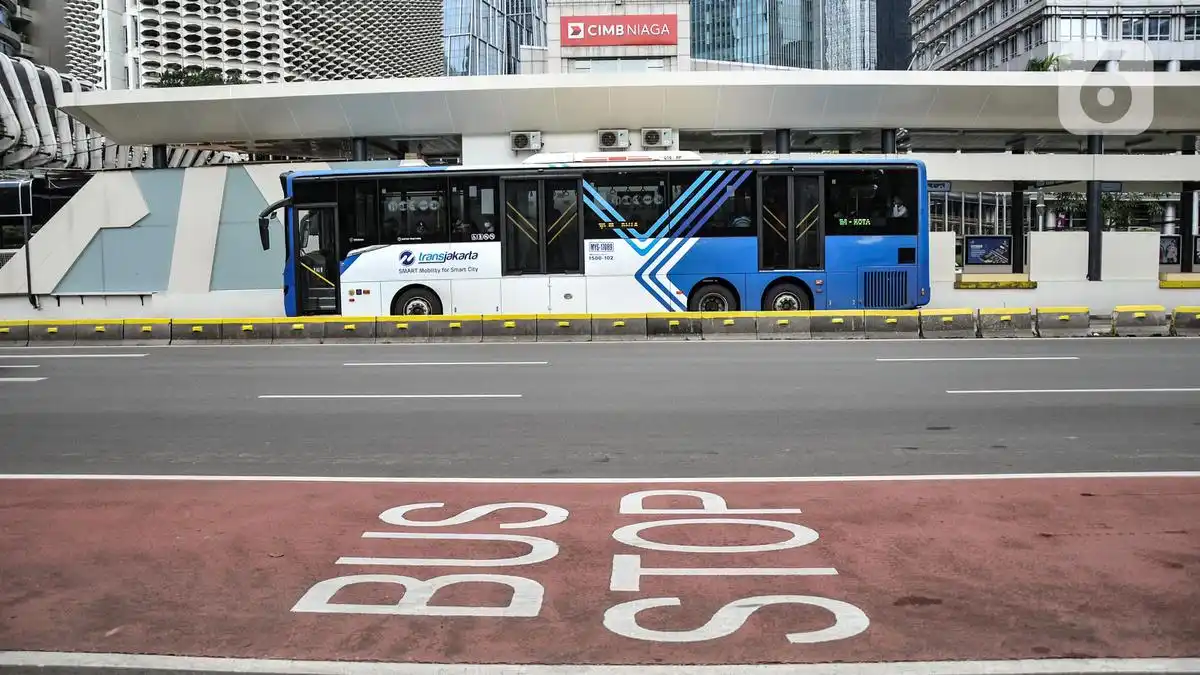 Kecelakaan Truk di Cawang Hambat 15 Layanan Transjakarta pada Jam Sibuk