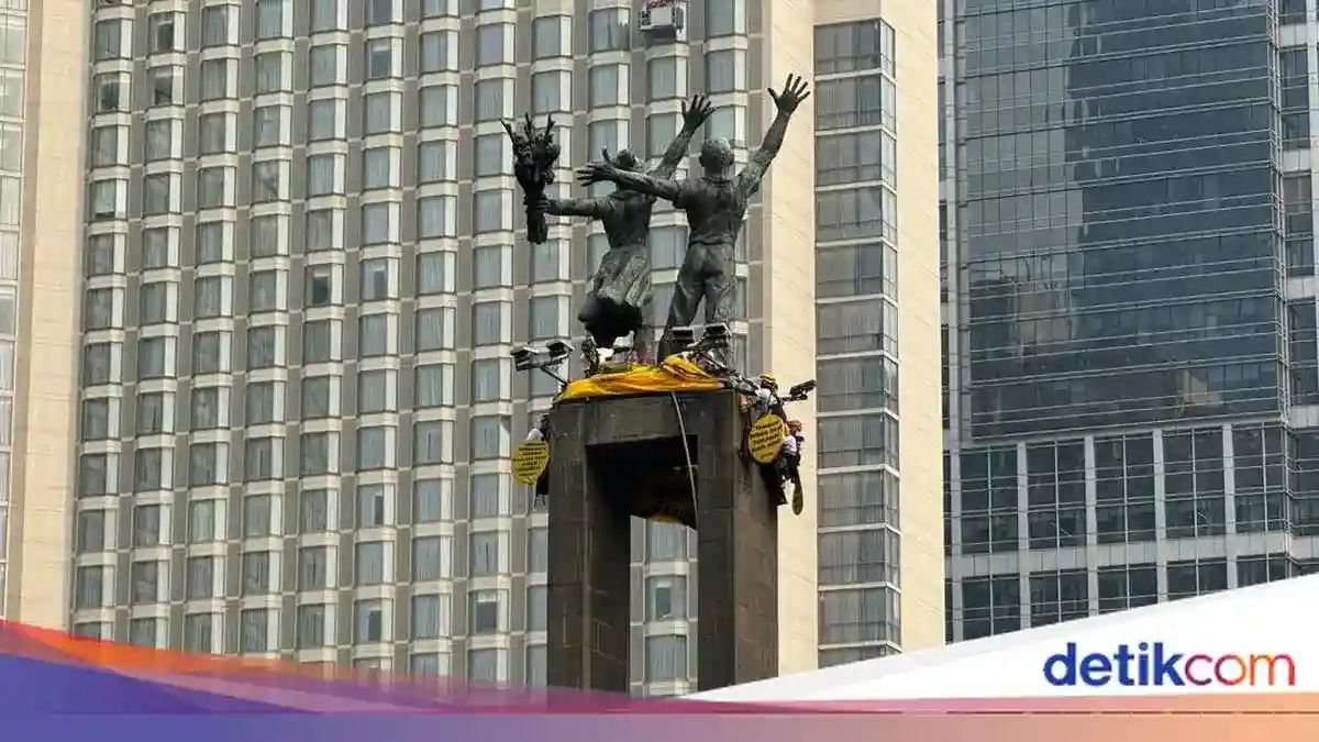 Enam Aktivis Greenpeace Dievakuasi dari Patung Selamat Datang, Polisi Utamakan Keselamatan