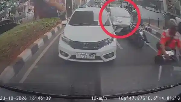 Kecelakaan Beruntun di Blok M, Pengemudi Ojol Terlindas Mobil Listrik