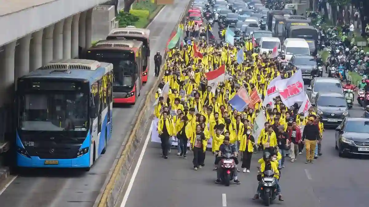 Aksi Mahasiswa UI di Jakarta: Rekayasa Lalu Lintas dan Lima Tuntutan Aksi Mahasiswa UI di Jakarta: Rekayasa Lalu Lintas dan Lima Tuntutan