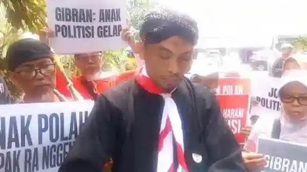 Massa Pejuang Merah Putih Sampaikan Tuntutan di Kediaman Jokowi