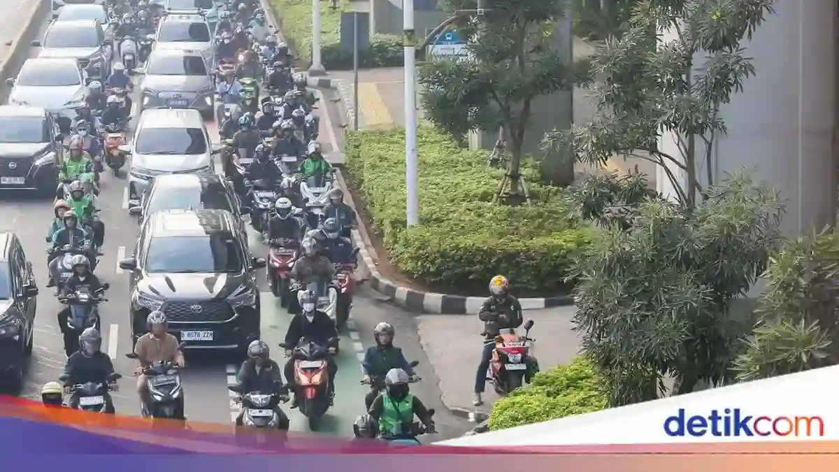 Peta Jalan Kendaraan Listrik Indonesia: Tahapan Mengganti Lebih dari 170 Juta Kendaraan ICE Peta Jalan Kendaraan Listrik Indonesia: Tahapan Mengganti Lebih dari 170 Juta Kendaraan ICE