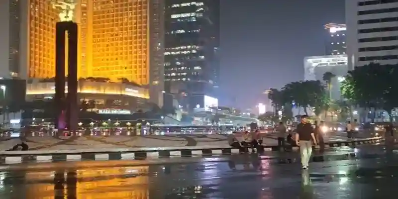 Hujan Mengakhiri Aksi Massa di Depan Plaza UOB