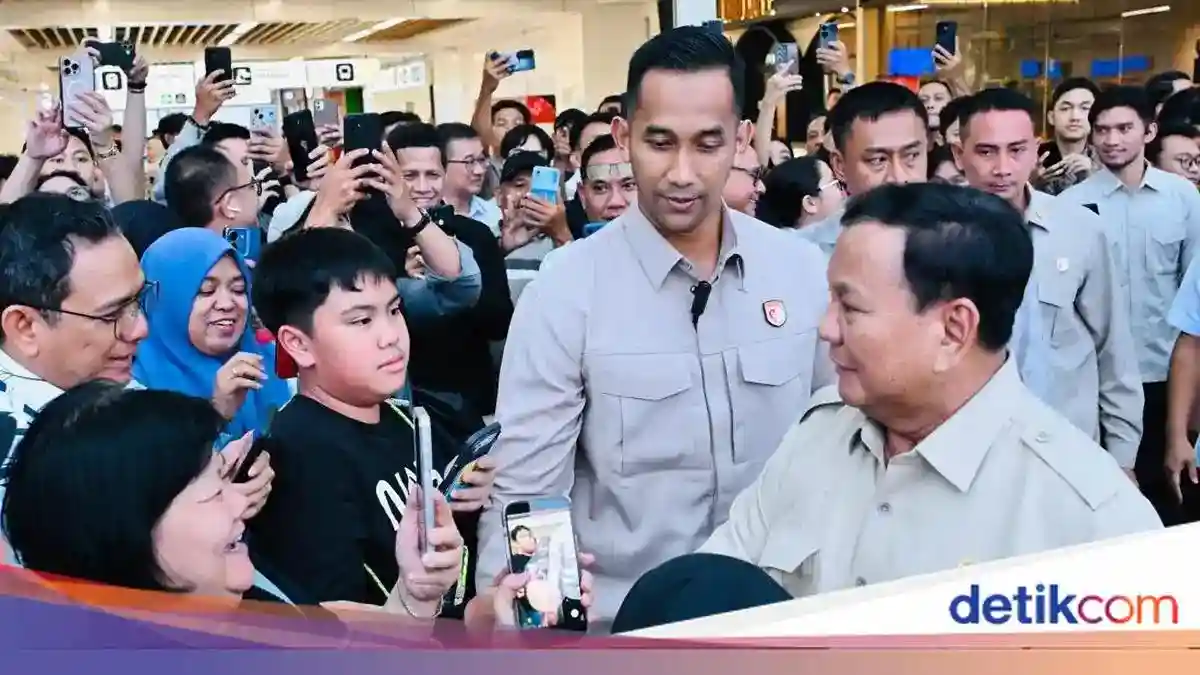 Perjalanan Pulang Prabowo dengan Whoosh Disambut Warga di Stasiun Halim
