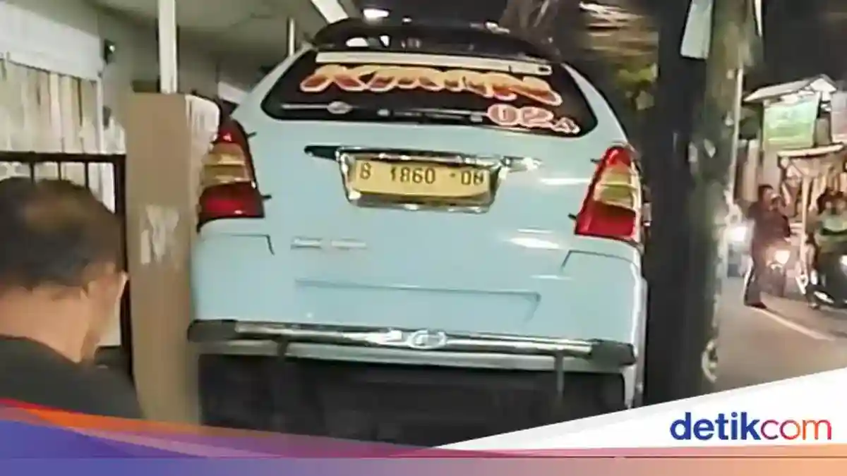 Mikrolet Terperosok ke Selokan di Tebet, Diduga Sopir Mengantuk