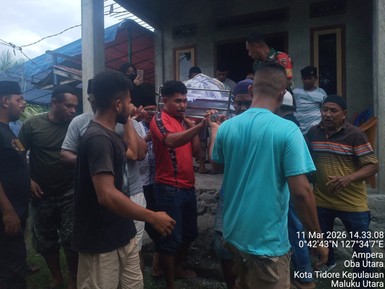 Tunjukkan Kepedulian, Babinsa Kodim 1505/Tidore Bantu Warga Angkat Jenazah